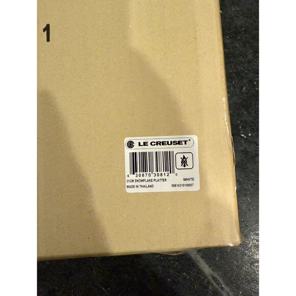 NEW Le Creuset Noel Stoneware Snowflake 12in Platter, White - Picture 7 of 7